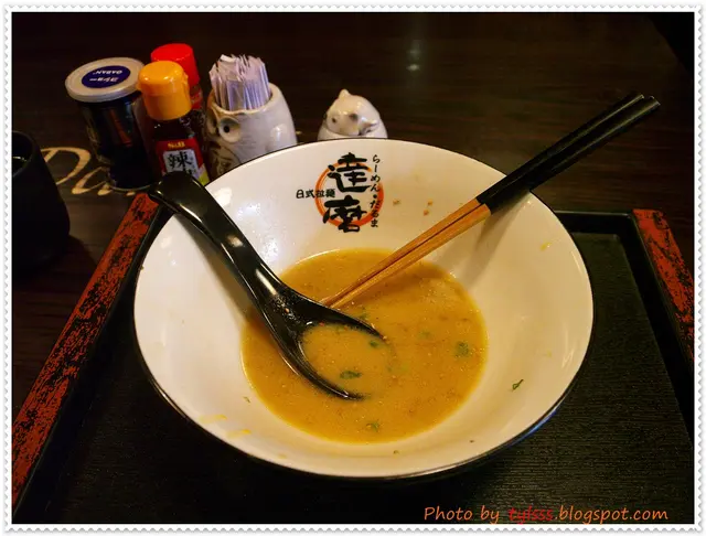 湯底膠質豐富，不覺味精，但不太似心目中的豬骨湯底