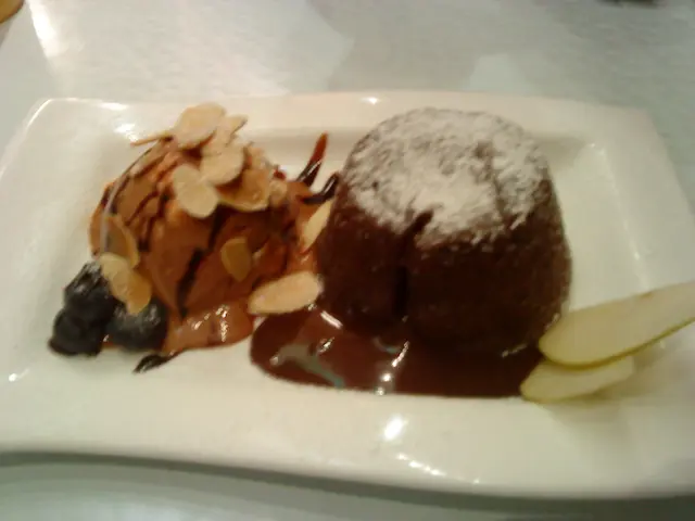 心太軟配Dreyers石板街雪糕~真係未食過咁有水準0既~睇下啲朱支力熔岩流到!古力味一百分