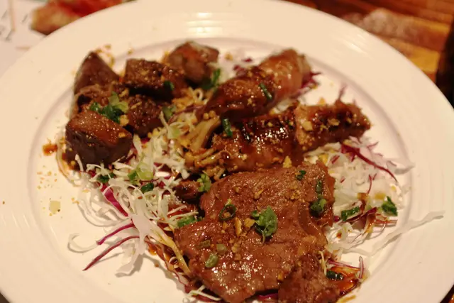 蒜片牛柳粒，金菇牛肉卷，照燒牛扒