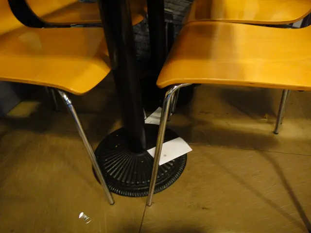 地下好多垃圾同炸雞碎