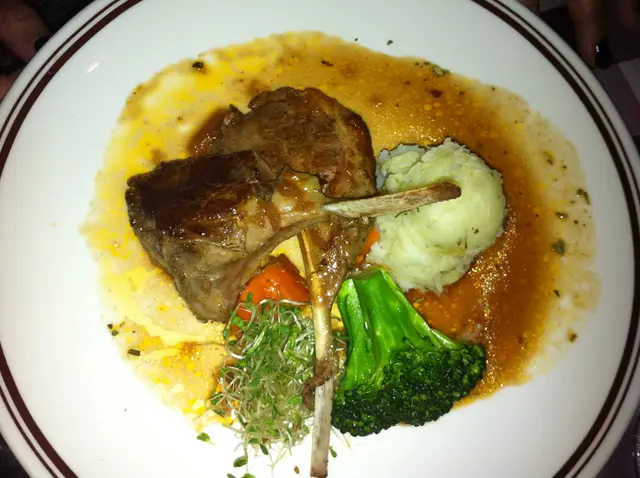 扒澳洲羊骨排伴香濃乾葱紅酒汁