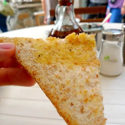 「麥多」上桌時仍是熱呼呼和外脆內軟的,蒜蓉味輕輕的配湯吃也蠻搭的