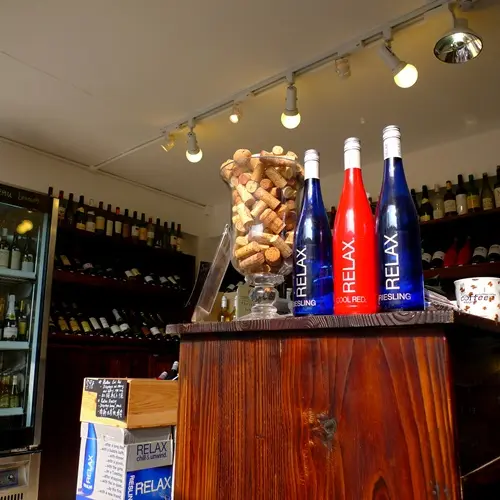 我們的「露天雅座」就是設於這家「酒窖」的門前喇 :)