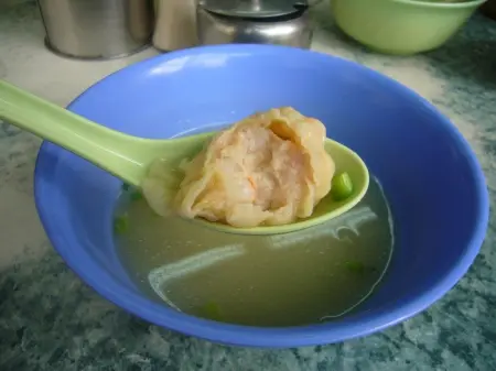 新鮮原隻蝦黎包雲吞，勁彈牙!