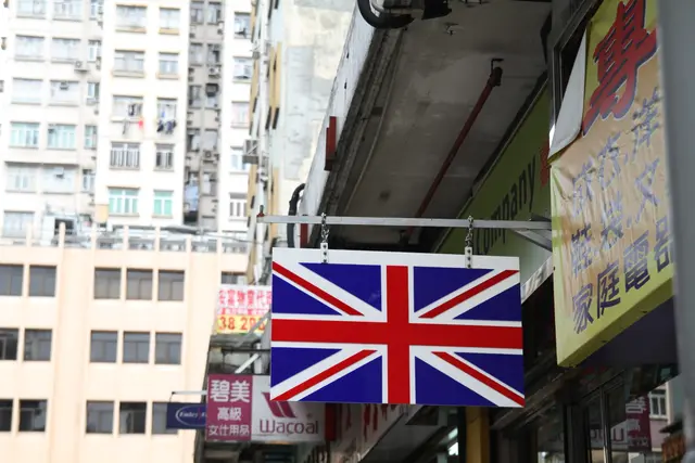 見到英國旗, 要唱"個個揸住個兜..."