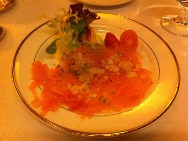 煙三文魚(配洋蔥粒*黑椒)好味~