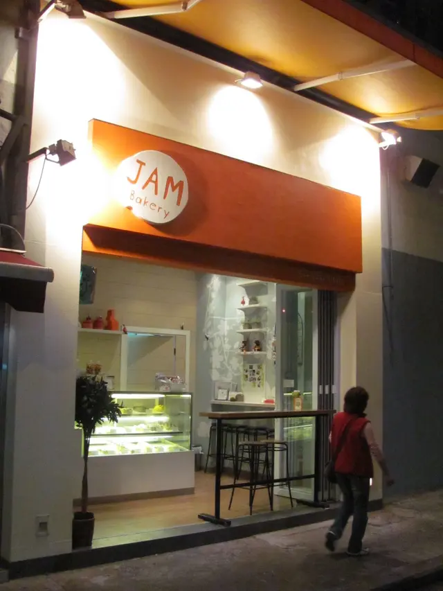 以橙白色為主色的美麗小店