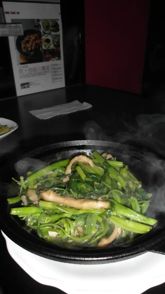 熱騰騰上桌的堂啫通菜豬爽肉