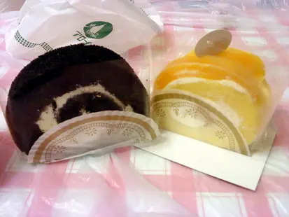 左:竹炭芝麻卷  右:芒果卷