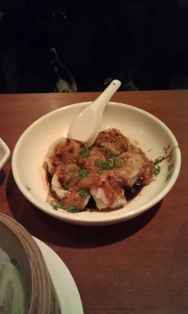 朋友介紹的紅油抄手，真係非常正！有一些配料一起吃，酸甜香辣..