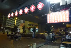 大排檔感覺的開揚門前空地