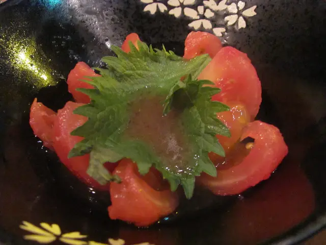 凍蕃茄下了梅酒來浸，吃起來有足夠的梅酒味