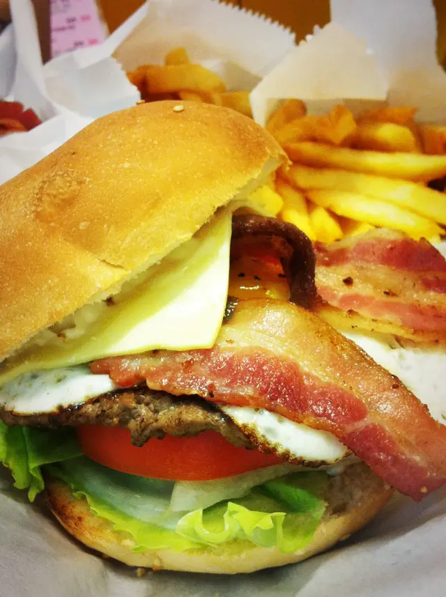 至尊漢堡的材料有：芝士、煙肉、太陽蛋、漢堡牛肉、蕃茄、生菜 好有飽足感啊