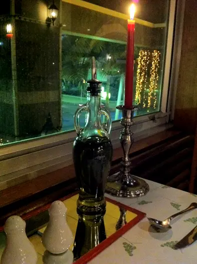 燭光晚餐, 窗邊的情侶台望到月色街景, 讚!