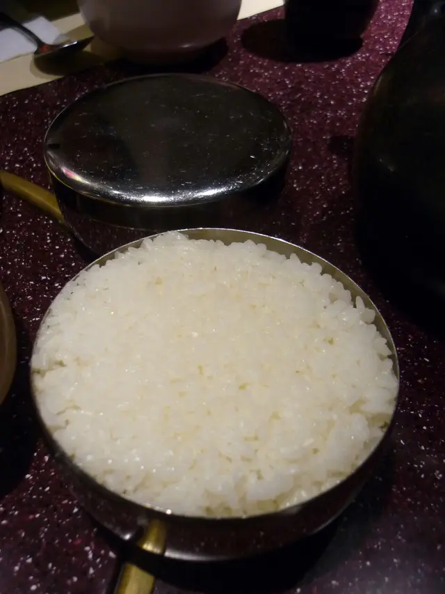 金屬碗盛裝的飯