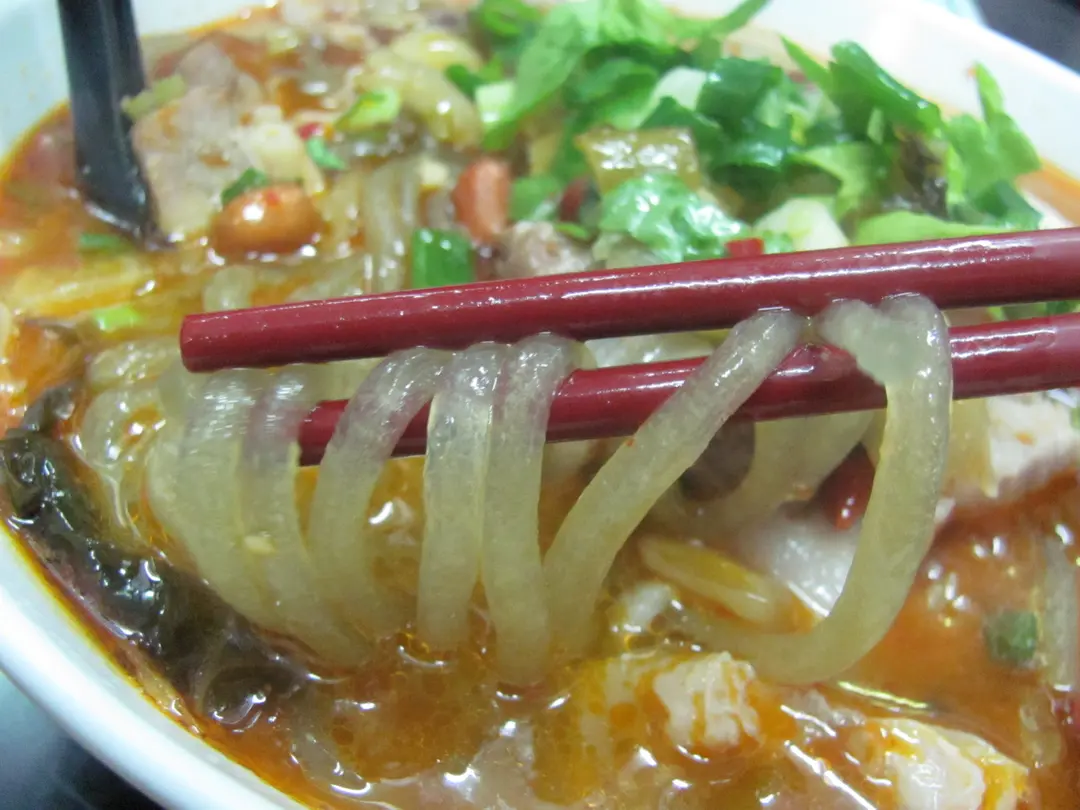 红薯粉不太吸汤,而且不够烟韧   红薯粉不太吸汤,而且不够烟韧