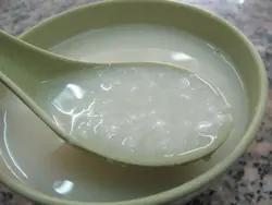 口粥入口是有不俗的米香，不過碗粥也許真的是太稀了