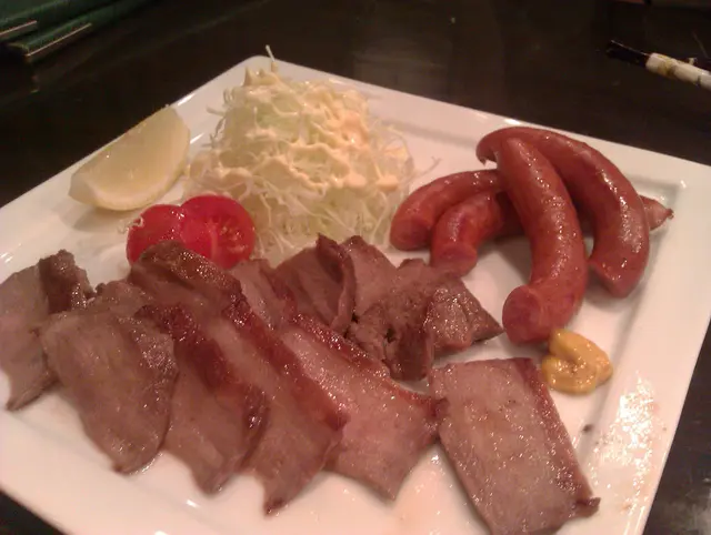 和牛牛舌拼辣肉腸