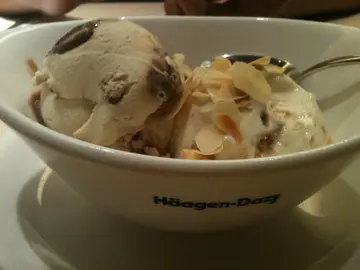 2个球~STRWBERRY CHEESE CAKE + TIRAMISU