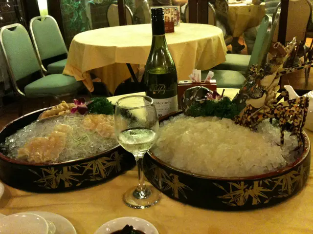 兩樣一齊食, 送下白酒先可以食到各自嘅真味!