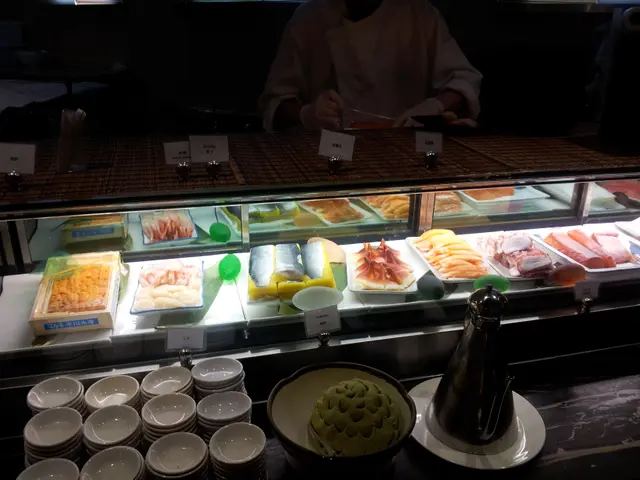 刺身、新鮮海胆、三文魚、帶子.....