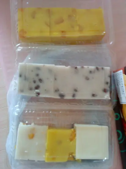 上:芒果糕  中間:紅豆糕  下:馬豆糕,芒果糕,芝麻椰汁糕