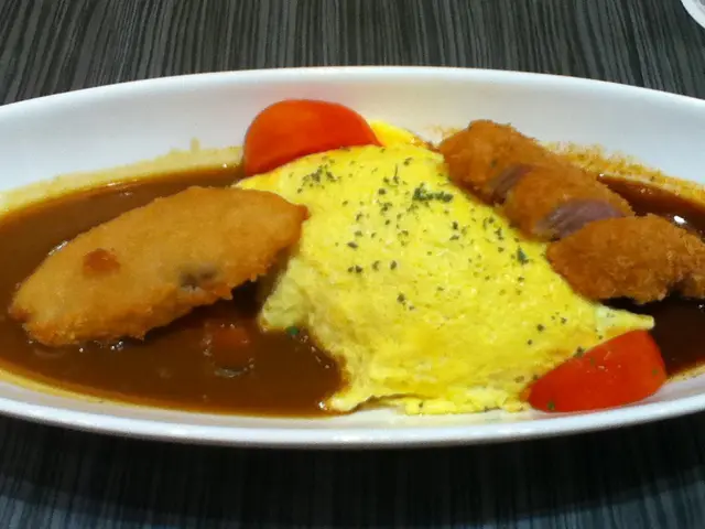 蛋包飯跟吉列豬扒加吉列魚柳配咖喱汁及番茄汁