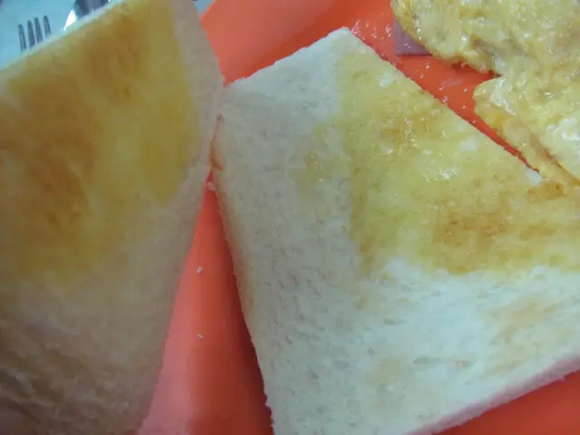 多士口感不夠鬆軟，牛油塗得太少