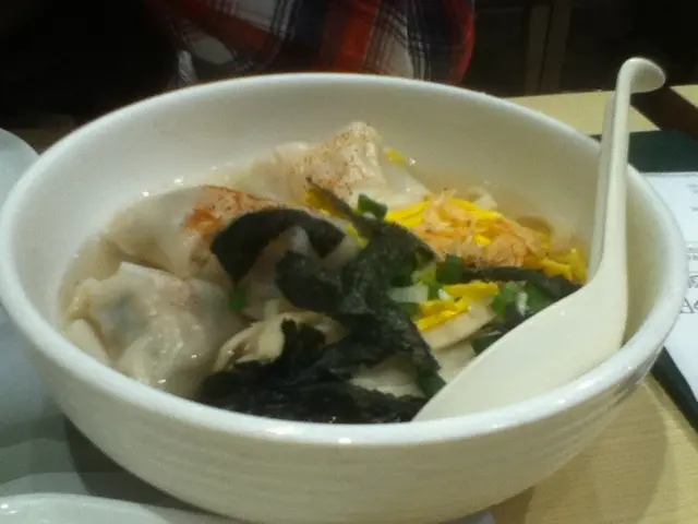 雲吞闊條麵 (好似?)