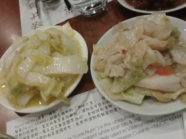 蒜茸炒時菜 (左) ， 蝦羔炒雜菜 (右)