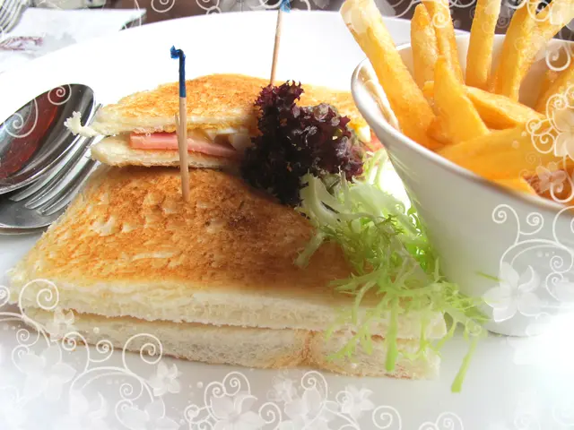 火腿蛋沙律三文治 (配著條)