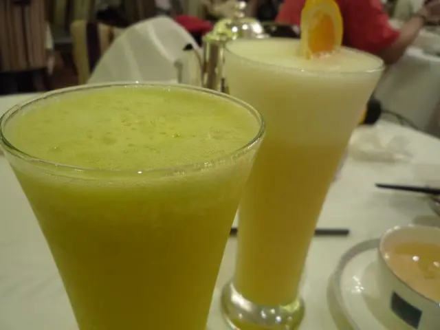 一杯是香蕉配橙和梨子；另外一杯是芒果加青蘋果