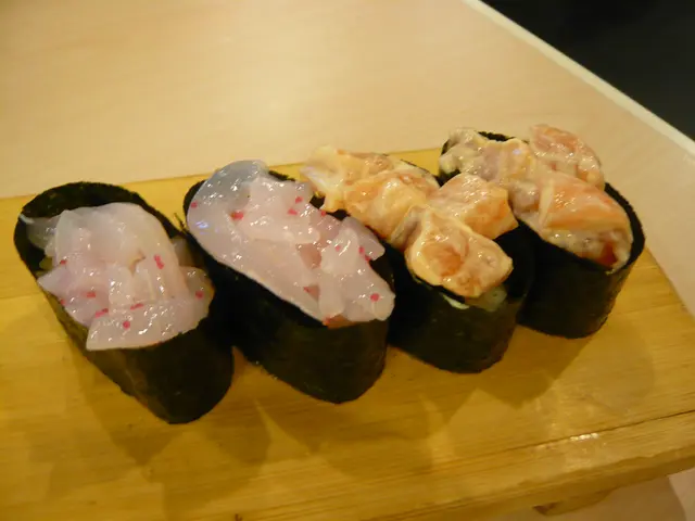 櫻花魷魚、辣味三文魚軍艦