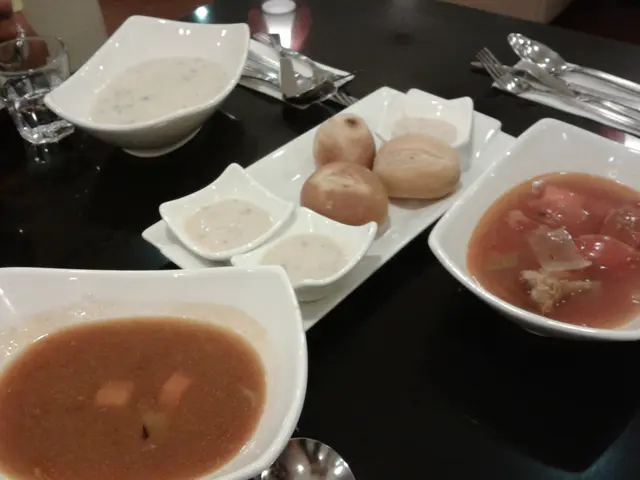 法國蝸牛黑松露忌廉湯(上)、意味牛尾雜菜湯(左)、番茄薯仔排骨湯(右)和麵包配白菌醬(中)