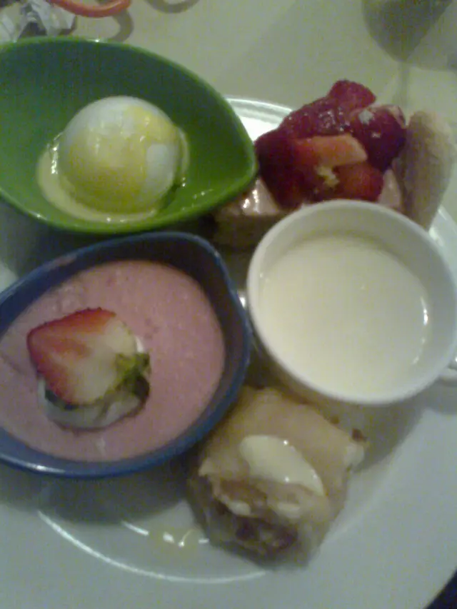 燉奶、士多啤梨慕絲、多啤梨芝士蛋糕