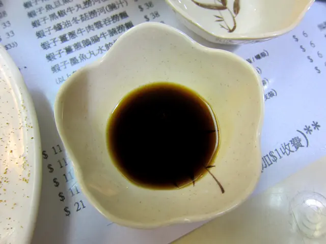 點黑柏葉的辣椒豉油