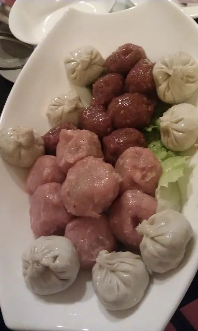 呢個丸拼盤, 奇奇怪怪既味道. 小包子, 穿晒底的.