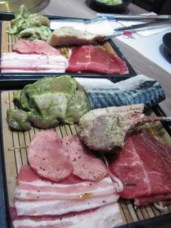 拼盘内有羊鞍、鲭鱼、鸡肉、牛舌、黑豚肉及牛肉