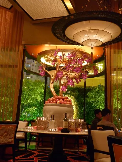 餐廳裝璜金碧輝煌,頗有氣派。