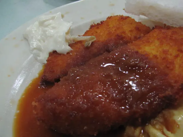 魚柳面層淋上了點洋蔥汁，這點洋蔥汁味道怪怪的