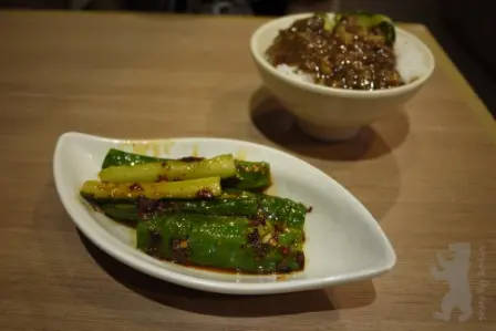 前：手拍青瓜，後：小魯肉飯