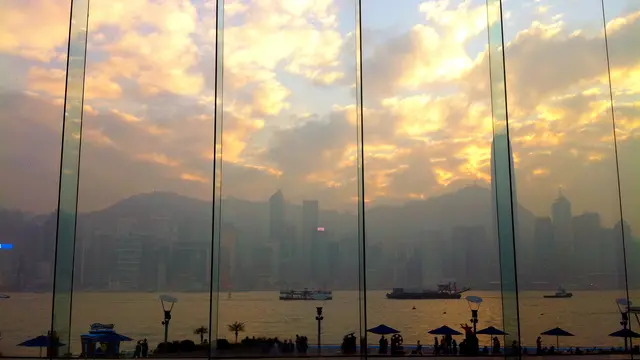 金黃色的雲影照著維港