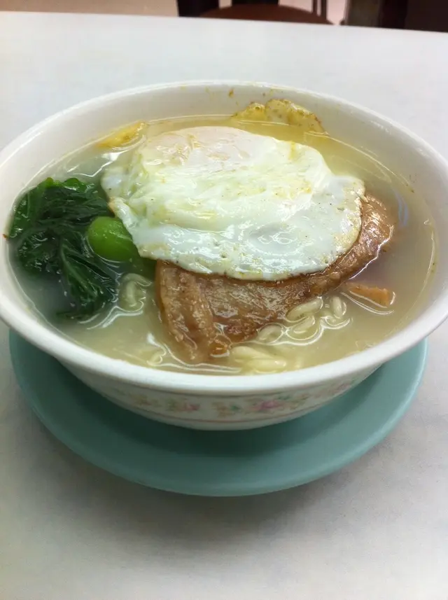 餐蛋麵賣相企理，仲有３條菜心添！