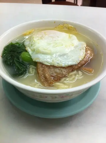 餐蛋面卖相企理，仲有３条菜心添！