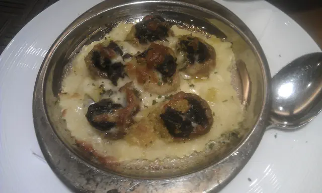 焗法式田螺釀磨菇配薯茸