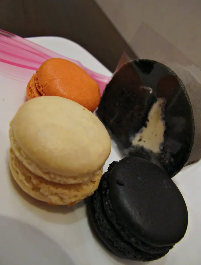 macarons:Baileys、榛子、竹炭芝麻;迷你卷蛋:竹炭芝麻