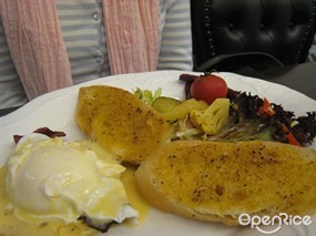 Egg Benedict as served - Le Moment in Central 