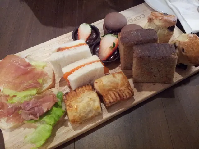 賣相，份量都比團購圖片來其：麵包十分乾，三文魚竟有怪味，scone 味道同麵粉一樣…真的很差