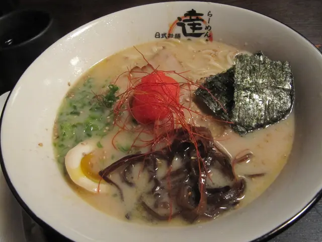 "一品叉燒豚骨拉麵"$88 超濃郁湯底,但又唔覺得油膩.讚!叉燒厚度ok,豚肉3塊,入味而入口即化.