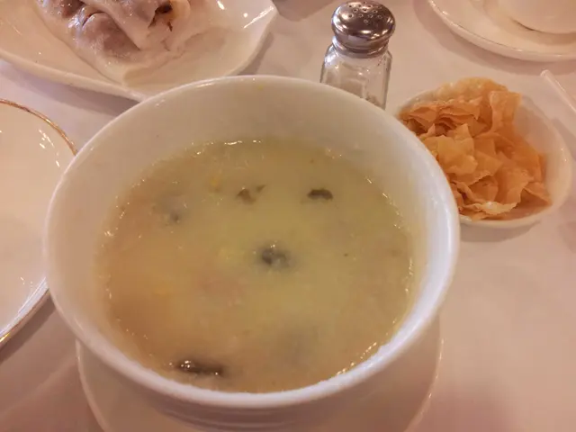 鹹蛋皮蛋瘦肉粥 $33